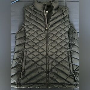 Bass Women's Black Quilted Vest